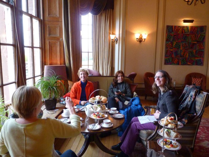 Conversation while enjoying afternoon tea